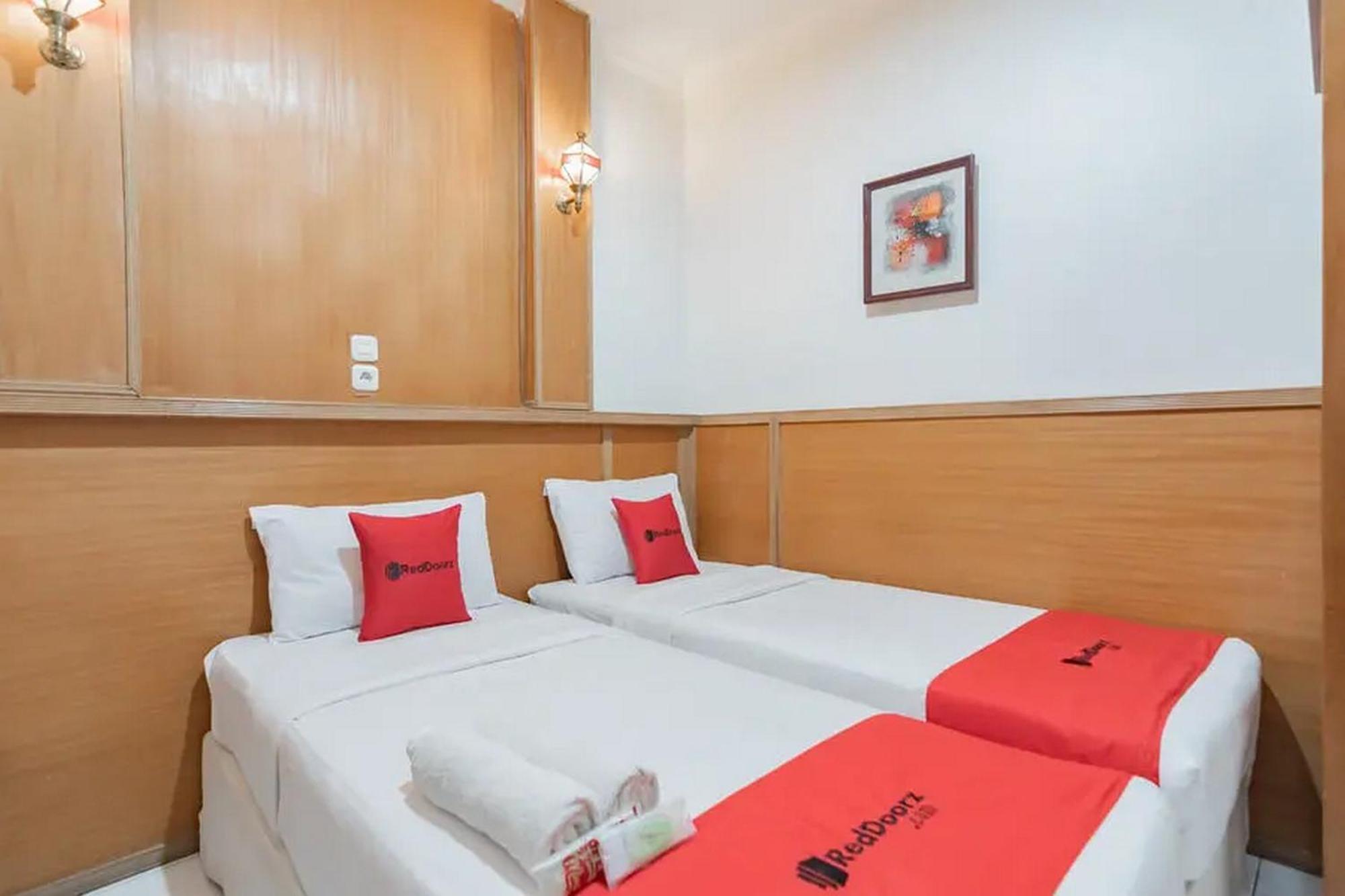 Reddoorz At Arwiga Hotel Near Rs Hasan Sadikin Bandung Exterior foto