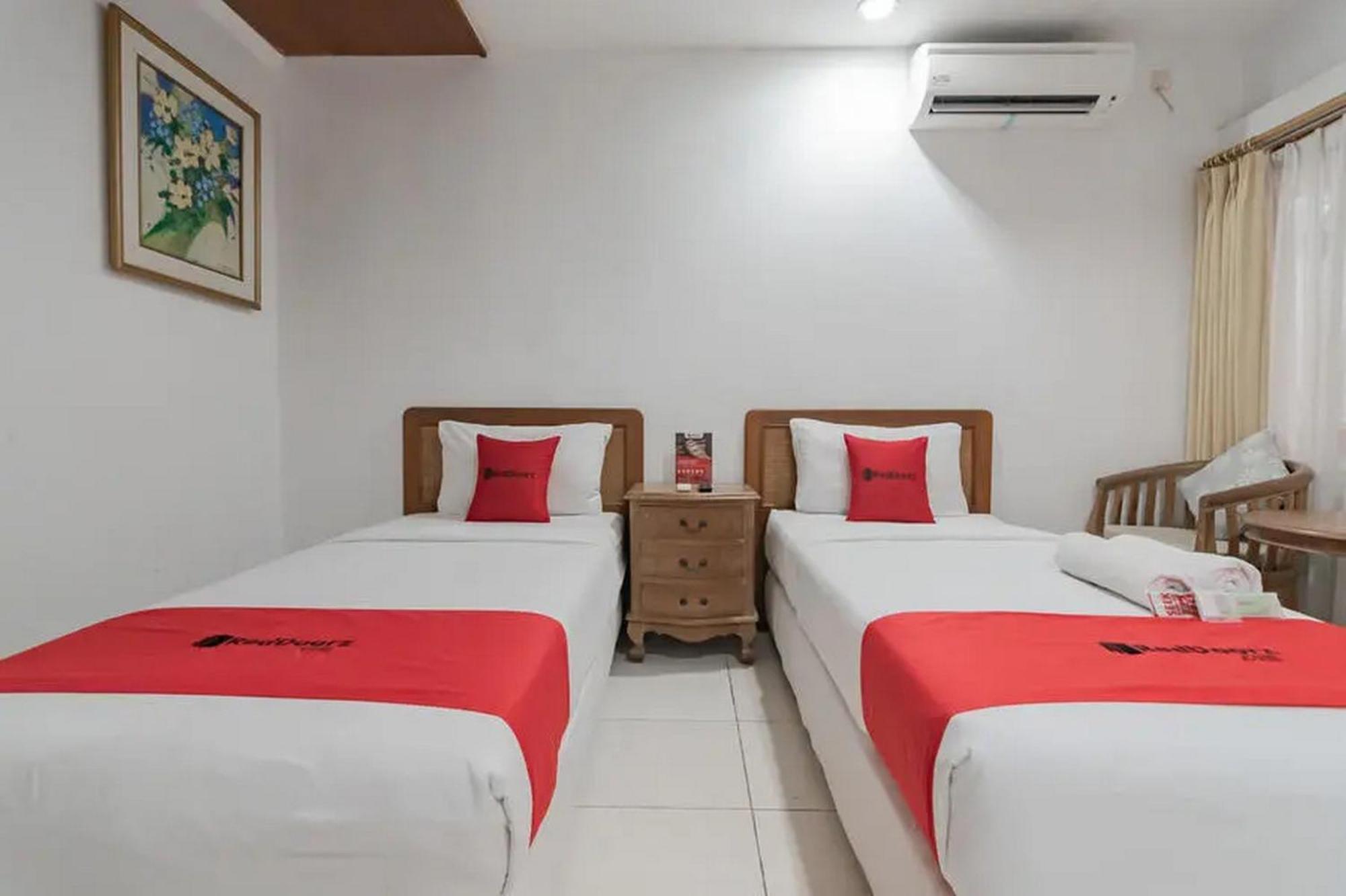 Reddoorz At Arwiga Hotel Near Rs Hasan Sadikin Bandung Exterior foto