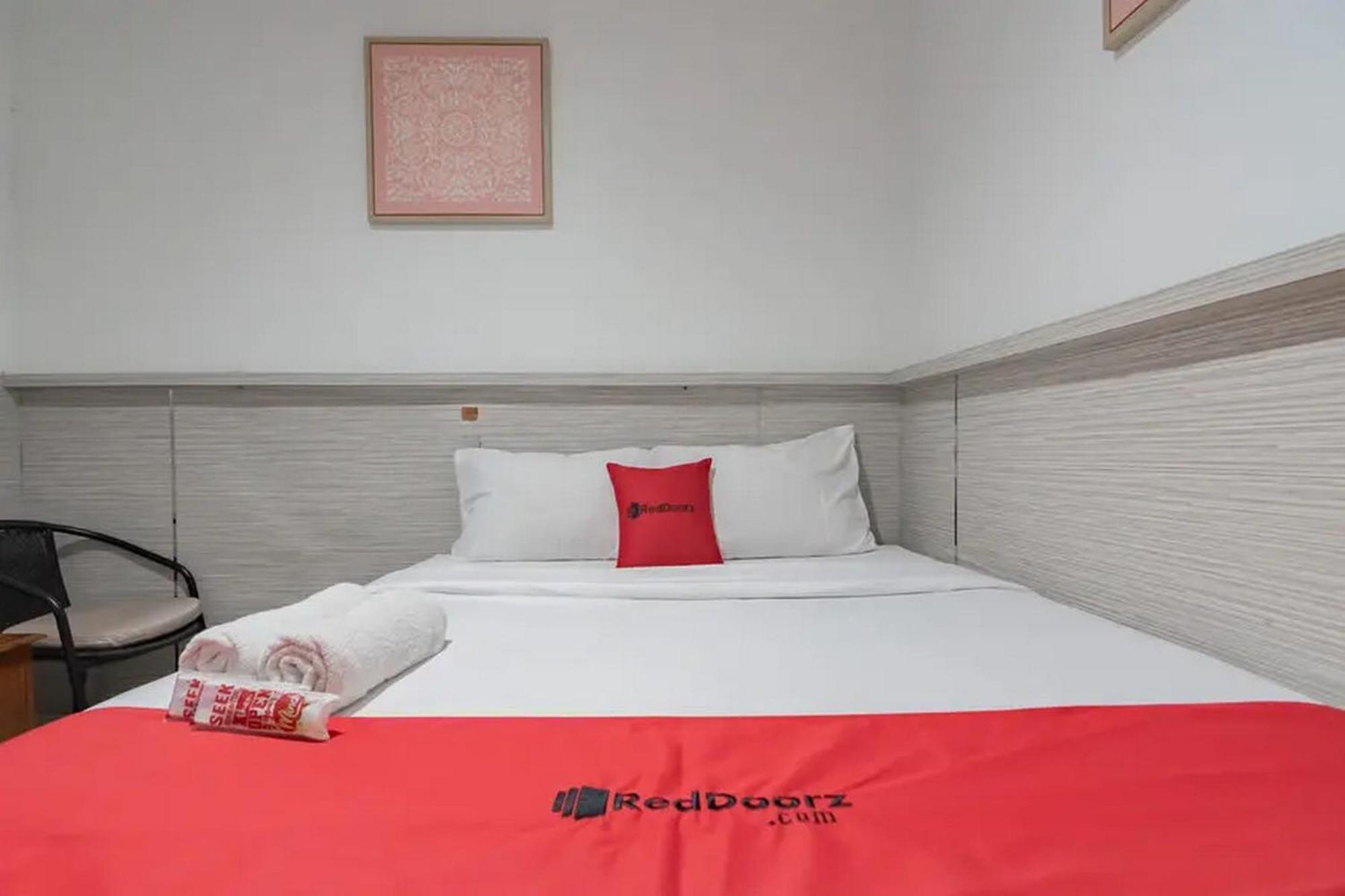 Reddoorz At Arwiga Hotel Near Rs Hasan Sadikin Bandung Exterior foto